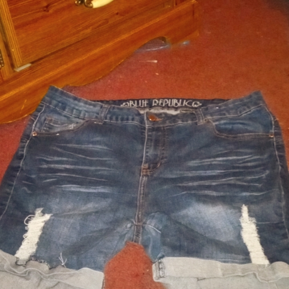 Short blue riped jeans